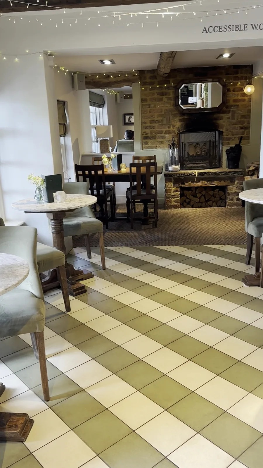The Fish & Eels - Vintage Inns Contemporary (Hoddesdon, Dobbs Weir Road)