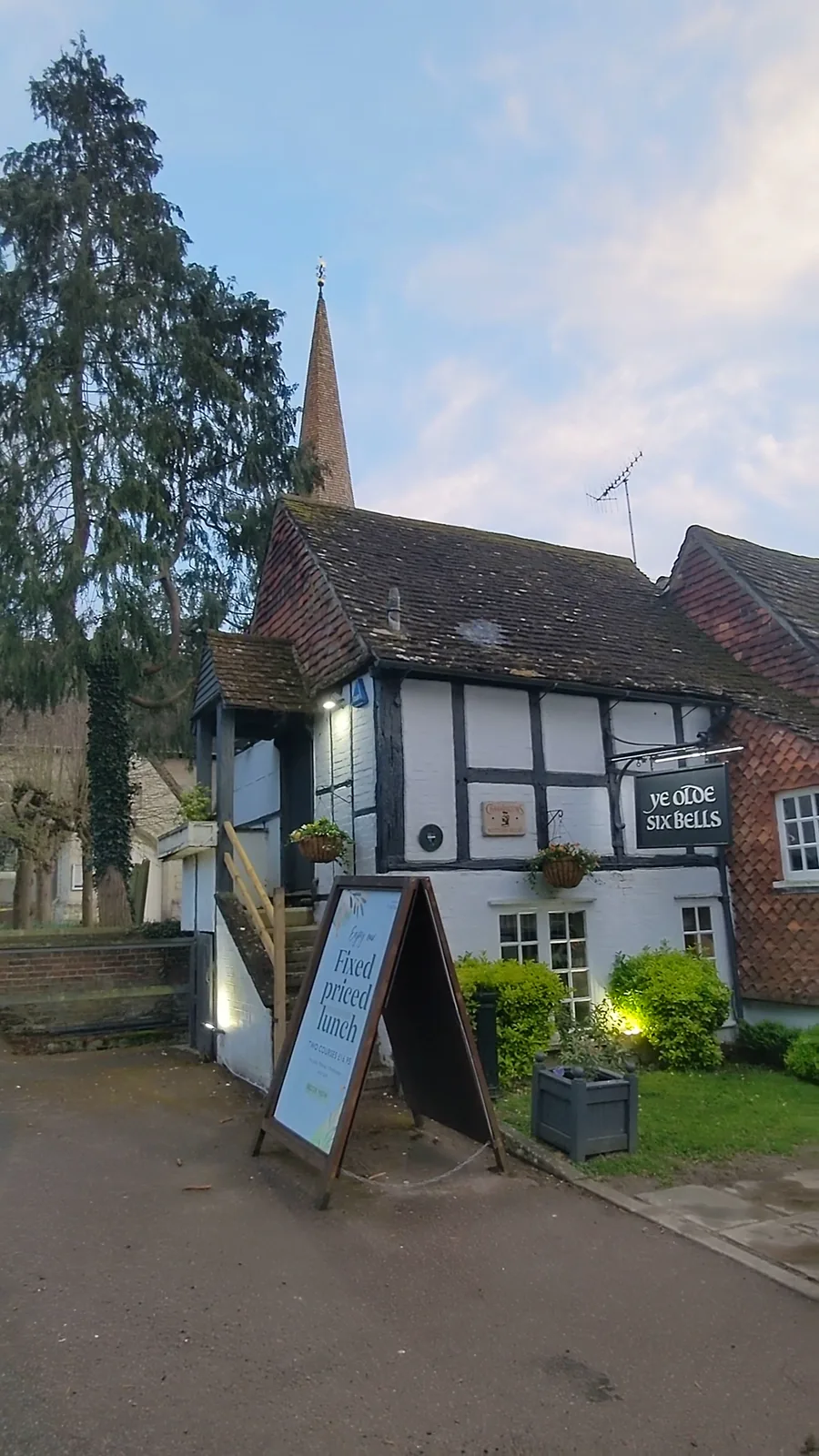 The Ye Olde Six Bells - Vintage Inns Contemporary (Horley, Church Road)